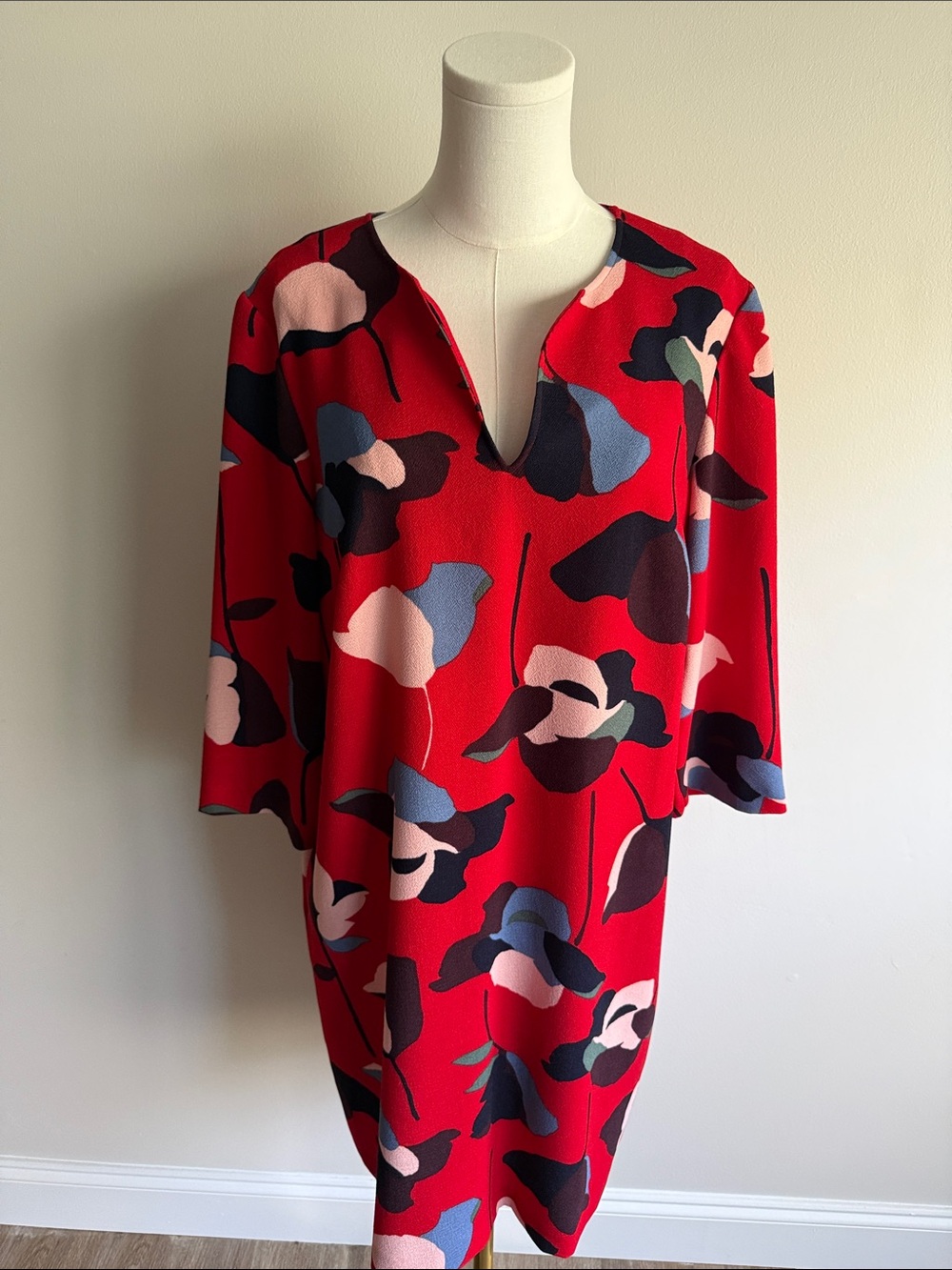 Boden Red Floral Shift Dress with V-Notch Neck Size 10